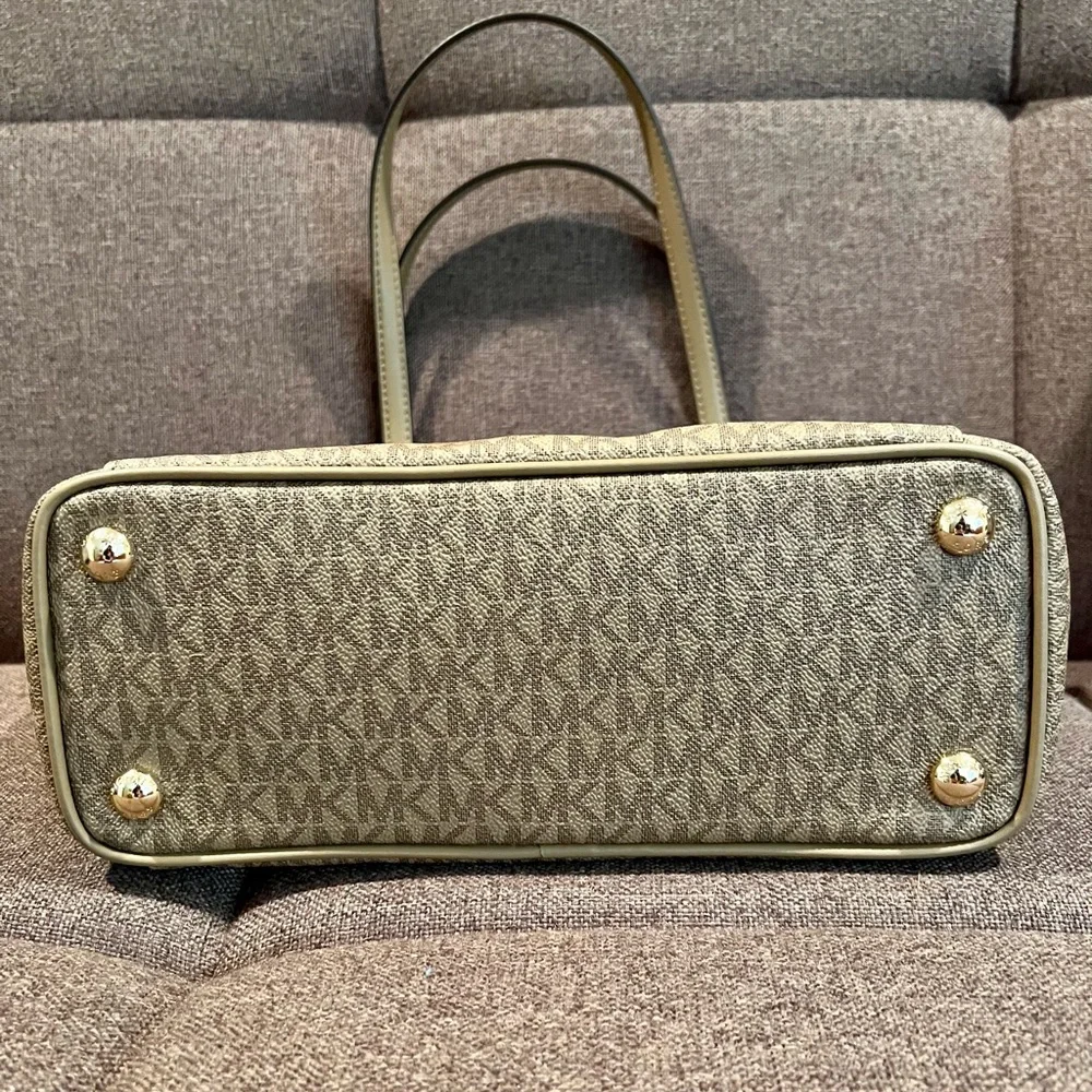 Michael Kors Jet Set Tote - Picture 4 of 9